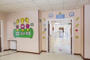Pasillos del servicio de pediatría decorados