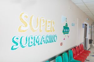 Decoración de una de las paredes de esta área del hospital