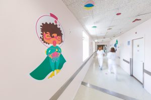 Mural en una de as paredes del hospital