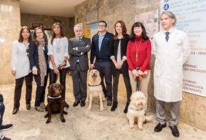 Las partes asistentes posan con los animales que colaborarán en el programa